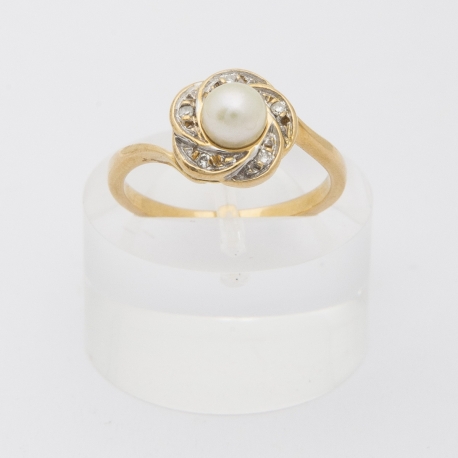 Bague perle et pétales de diamants